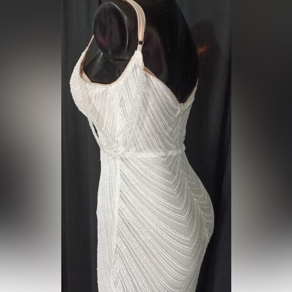 Elegant Ivory Evening Gown- 6(M) - Picture 9 of 16